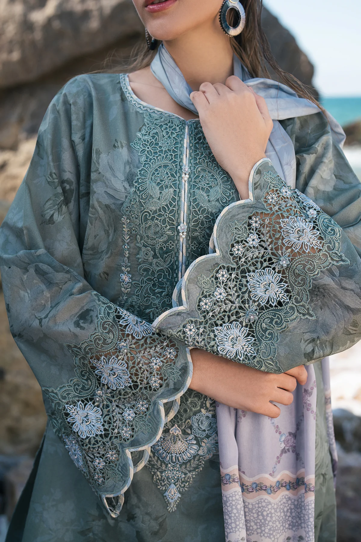 EMBROIDERED PRINTED LAWN UF-4118 - Image 4