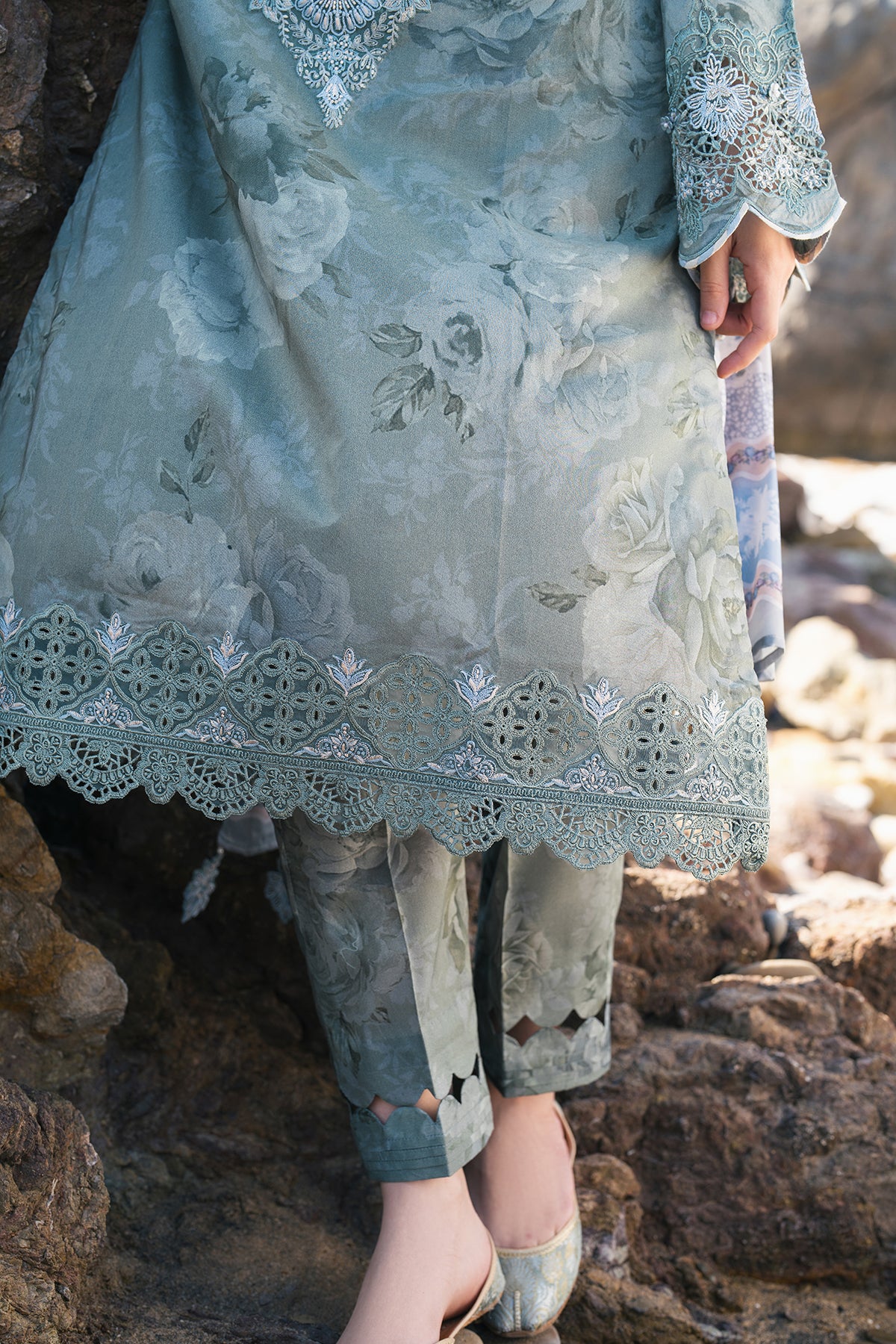 EMBROIDERED PRINTED LAWN UF-4118 - Image 5